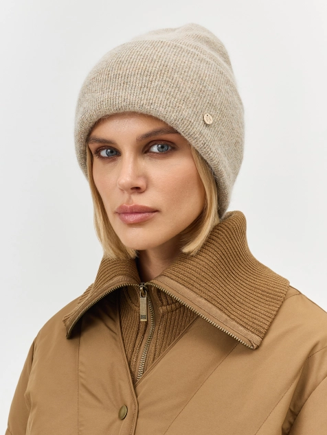 Шапка в рубчик с декором