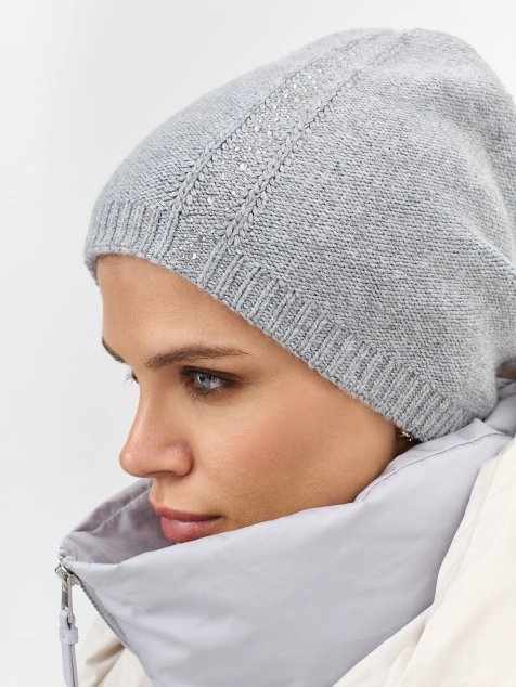 Шапка с декором из мерцающих страз 