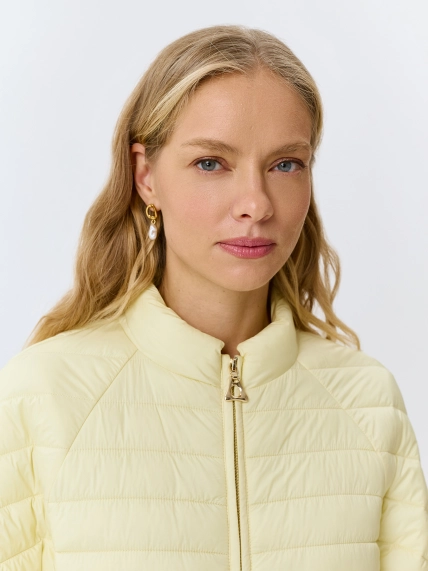 Легкая куртка с продольной стежкой