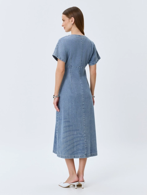 Джинсовое платье с V-образным вырезом