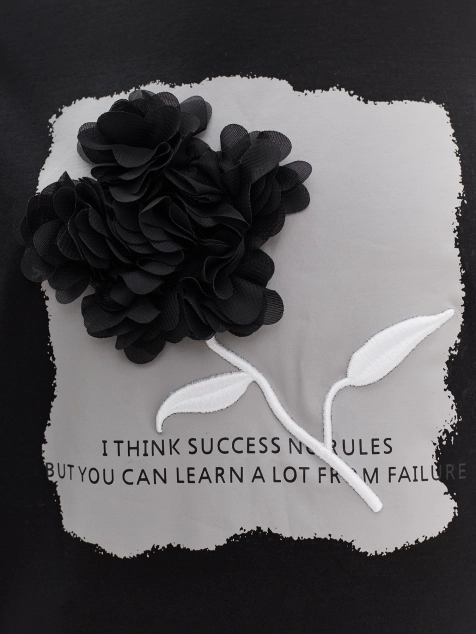 Футболка с акцентной аппликацией