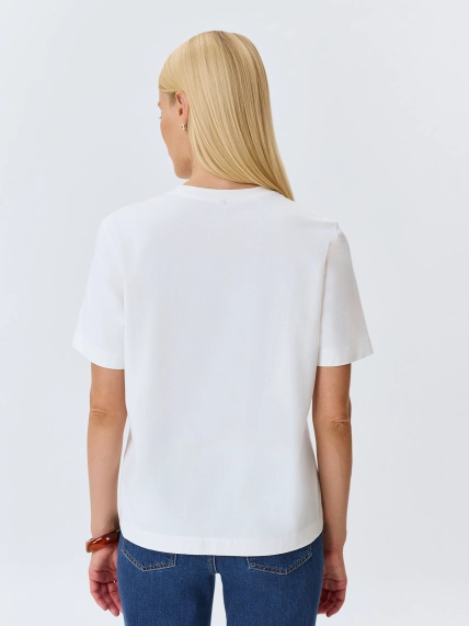 Футболка с яркой вышивкой