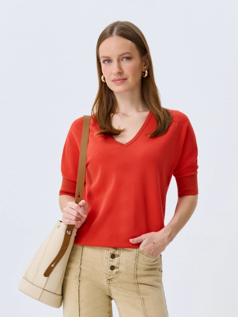 Яркий джемпер V-neck