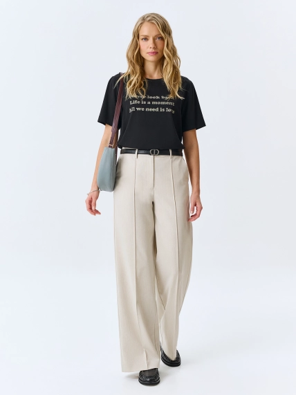 Минималистичная футболка с шрифтовым принтом