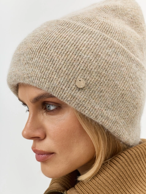 Шапка в рубчик с декором