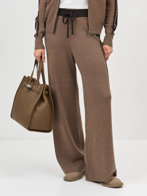 Свободные брюки с контрастными лампасами