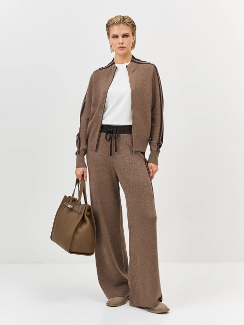 Свободные брюки с контрастными лампасами