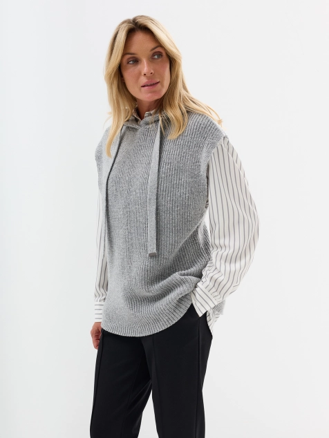 Вязаный жилет с капюшоном