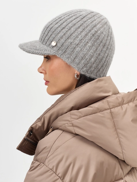 Шапка с козырьком в рубчик