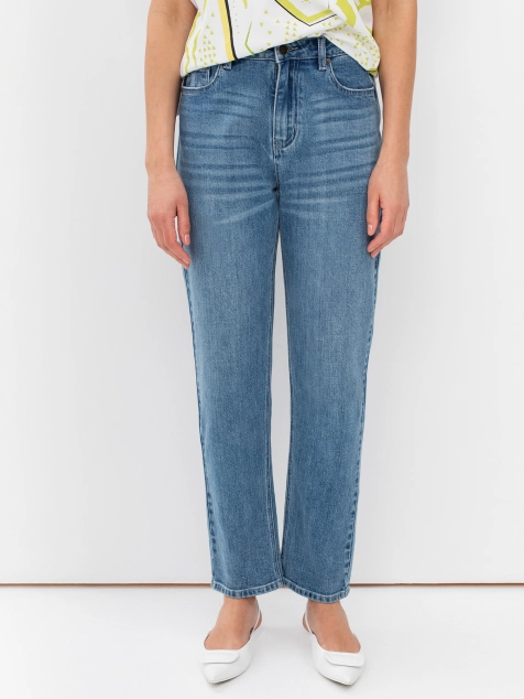 Джинсы с аппликацией из страз на карманах