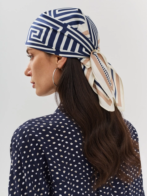 Платок с ярким геометрическим принтом