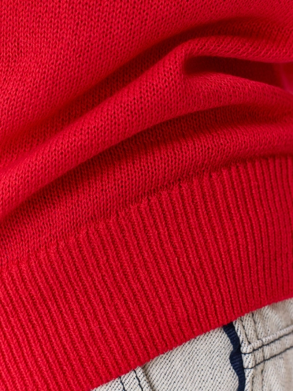 Яркий джемпер из района