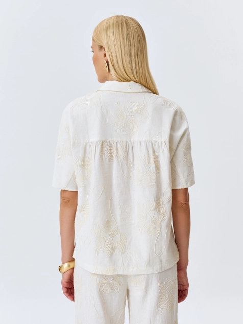 Льняная блузка в вышивкой