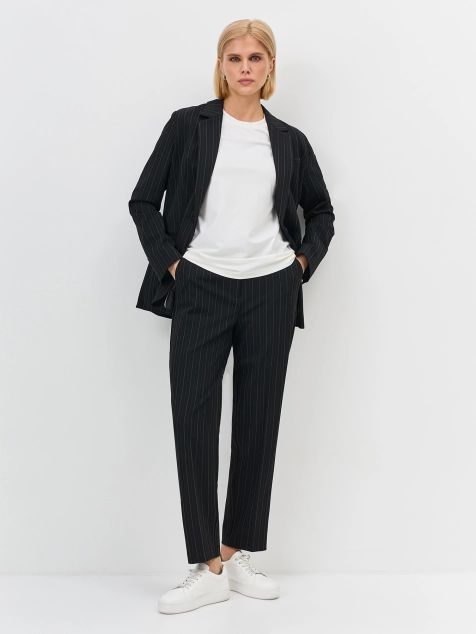 Классические брюки в тонкую полоску