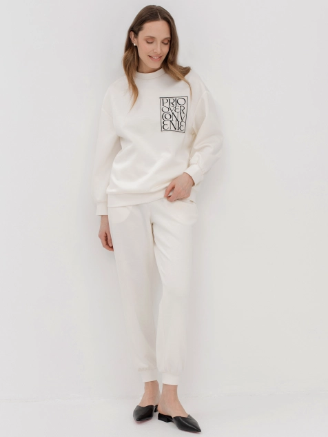 Трикотажные брюки с резинкой по талии и небольшим логотипом на поясе