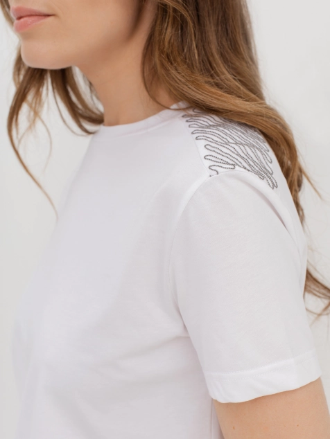 Футболка из 100% хлопка с вышивкой на плечах