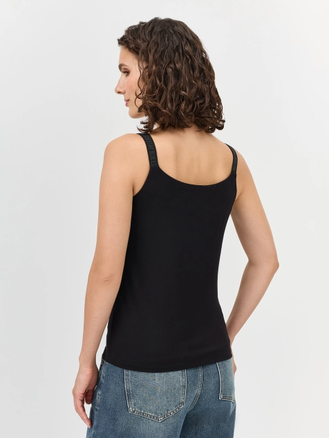 Топ с брендированными бретелями