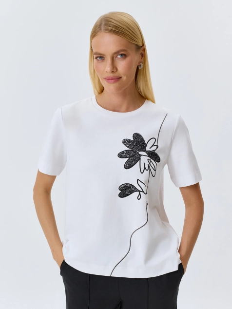 Футболка с контрастными мерцающими стразами