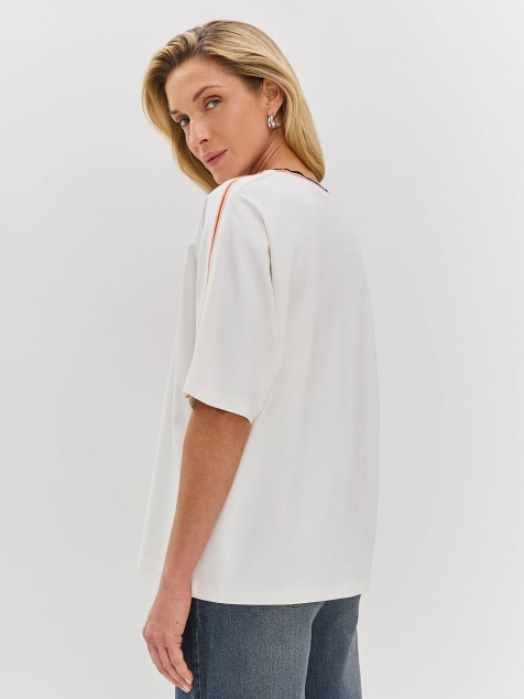 Свободная футболка с яркими кантами