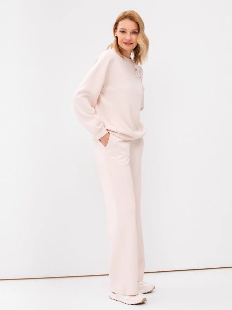 Джемпер с разрезом на плече и вышивкой