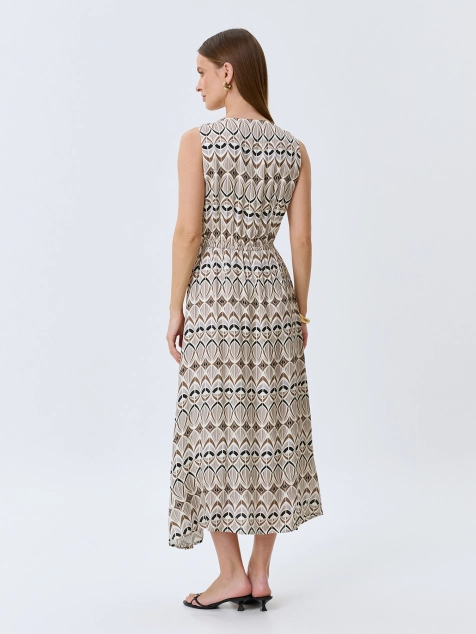 Яркое платье с геометрическим принтом