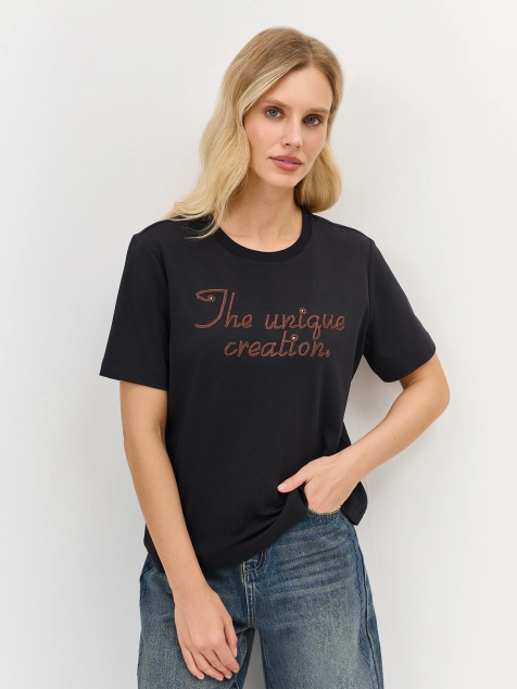 Футболка с акцентной вышивкой