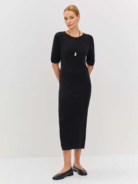 Элегантное трикотажное платье с ярким кантом