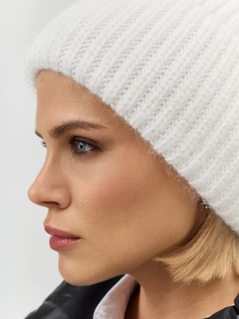 Базовая шапка бини в рубчик