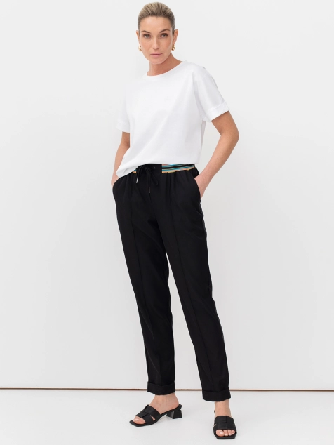 Легкие брюки с ярким поясом