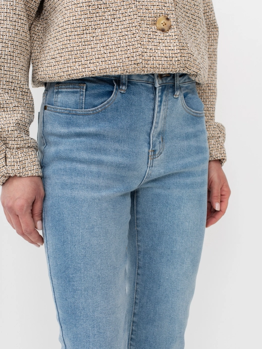 Классические джинсы с вышивкой на заднем кармане