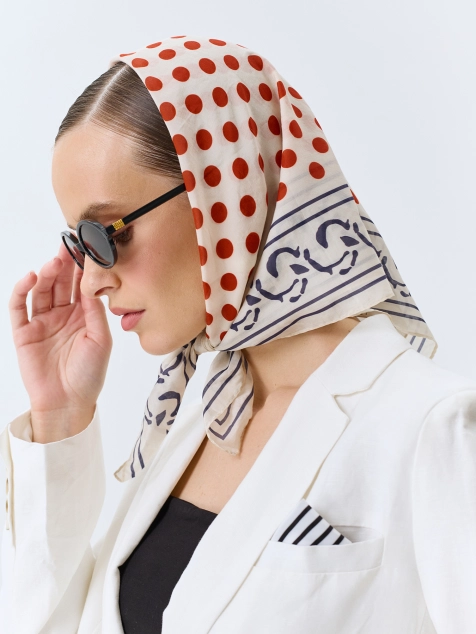 Шейный платок в яркий горошек