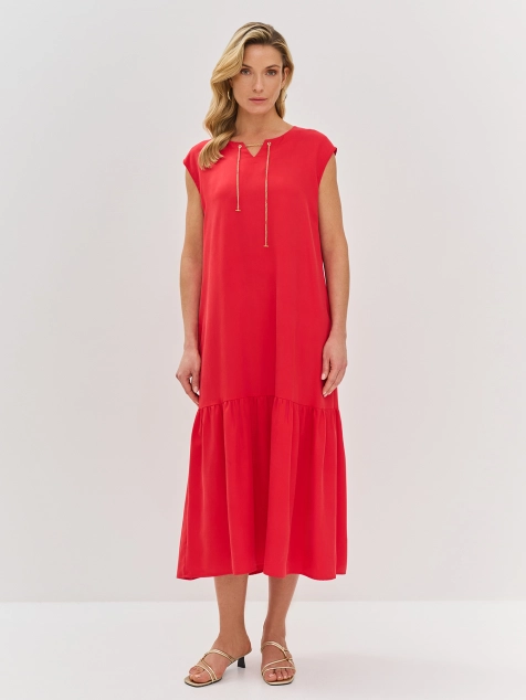 Яркое платье с декором по горловине