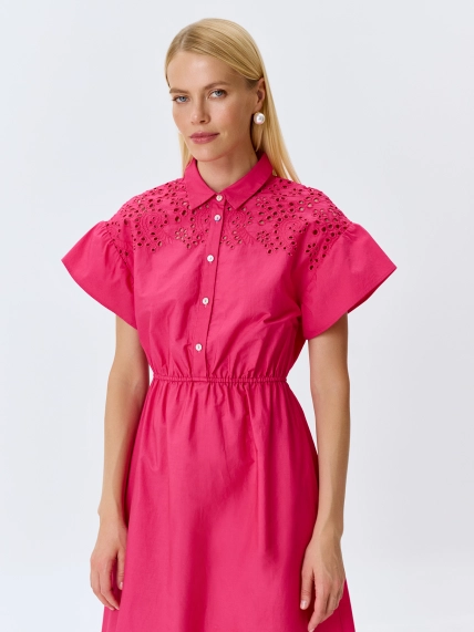 Яркое платье с вышивкой ришелье