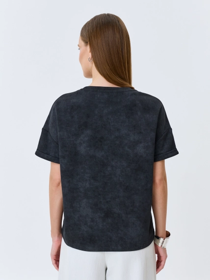 Футболка с фактурной мерцающей вышивкой 