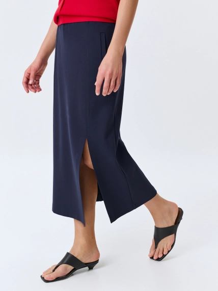 Трикотажная юбка с акцентным разрезом