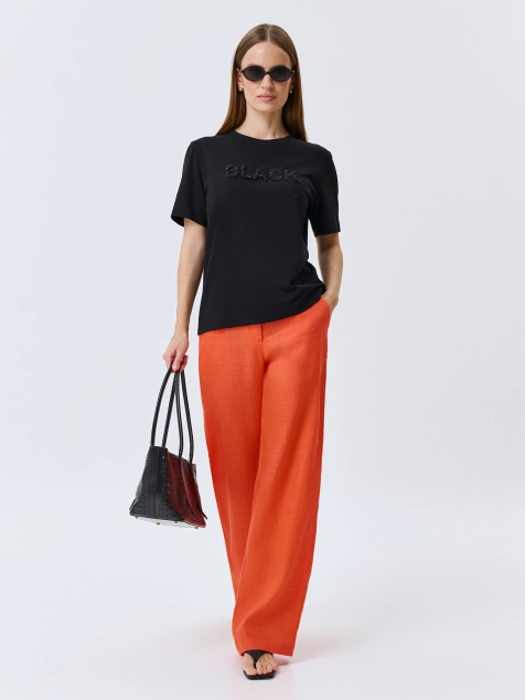 Футболка с объемной вышивкой и стразами