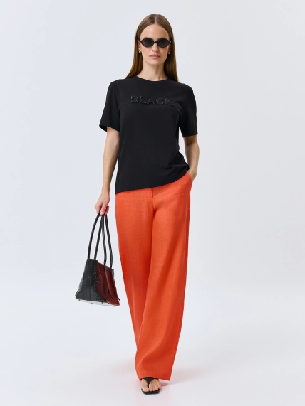 Футболка с объемной вышивкой и стразами