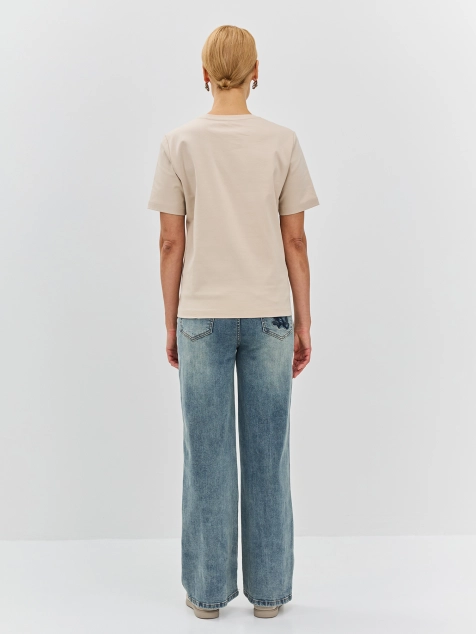 Джинсы с вышивкой на кармане