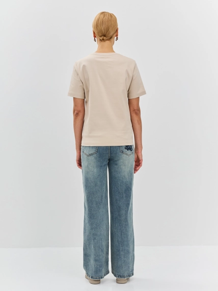 Джинсы с вышивкой на кармане