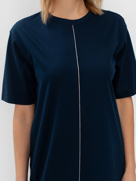 Удлиненное платье прямого силуэта с кантом