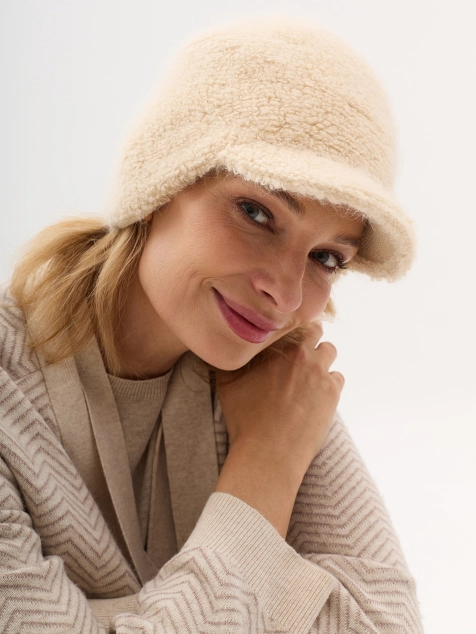 Шапка с козырьком из пряжи "Teddy"