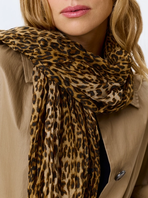 Тонкий палантин с анималистичным принтом