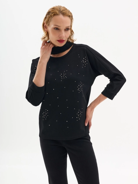 Джемпер с акцентными стразами