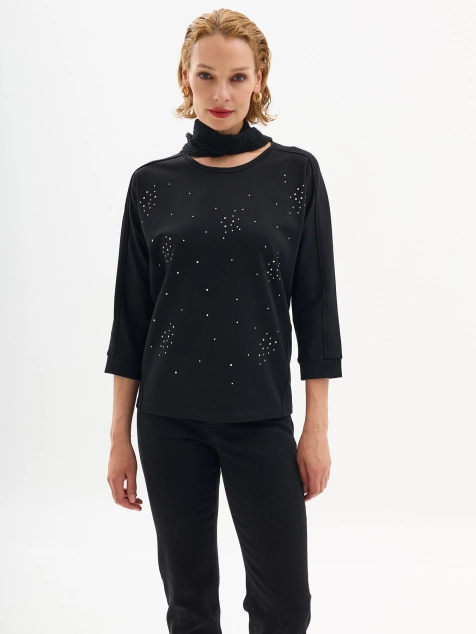 Джемпер с акцентными стразами