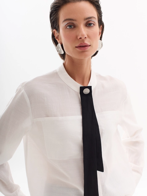 Блузка из жатой ткани с контрастным галстуком и брошью