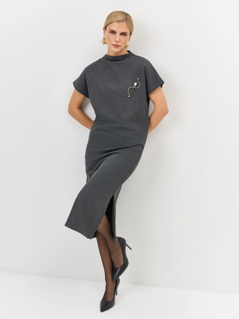 Трикотажное платье-миди с брошью