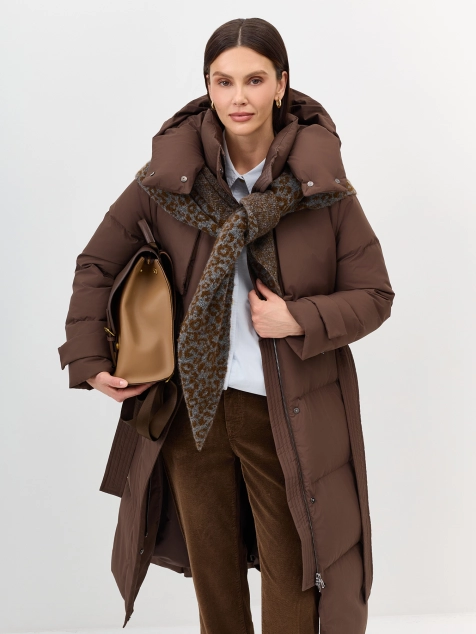 Приталенный пуховик со съемным капюшоном