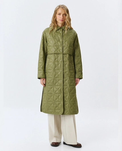 Тонкое пальто с фигурной стежкой