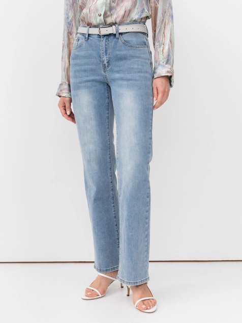 Джинсы клеш с вышивкой на кармане