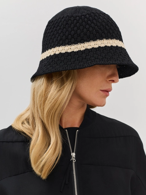 Вязаная панама с контрастной полосой